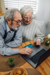 types of trusts, image of senior couple using laptop